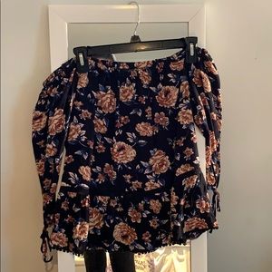 Off the shoulder American eagle long sleeve